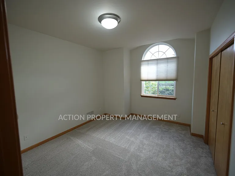 812 E Washington Pl — Photo 4