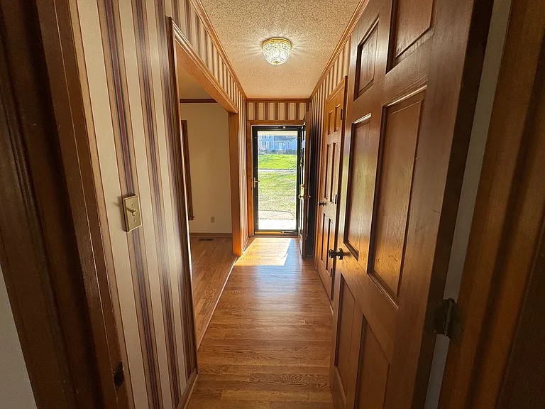 307 Fallingbrook Dr — Photo 5