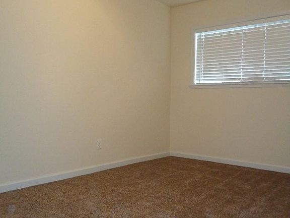 3rd image of 721 Moffat Dr