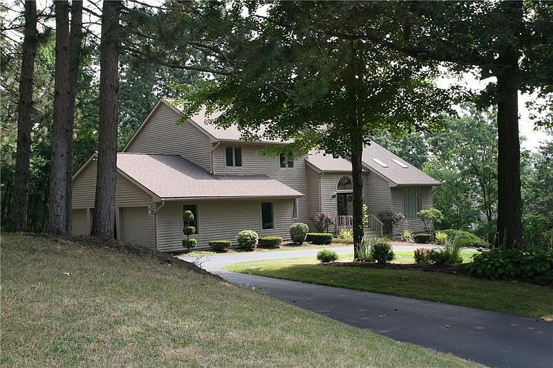 1st image of 24 Orchard Park Dr