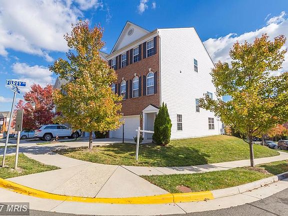 Spacious End Unit Townhome!
