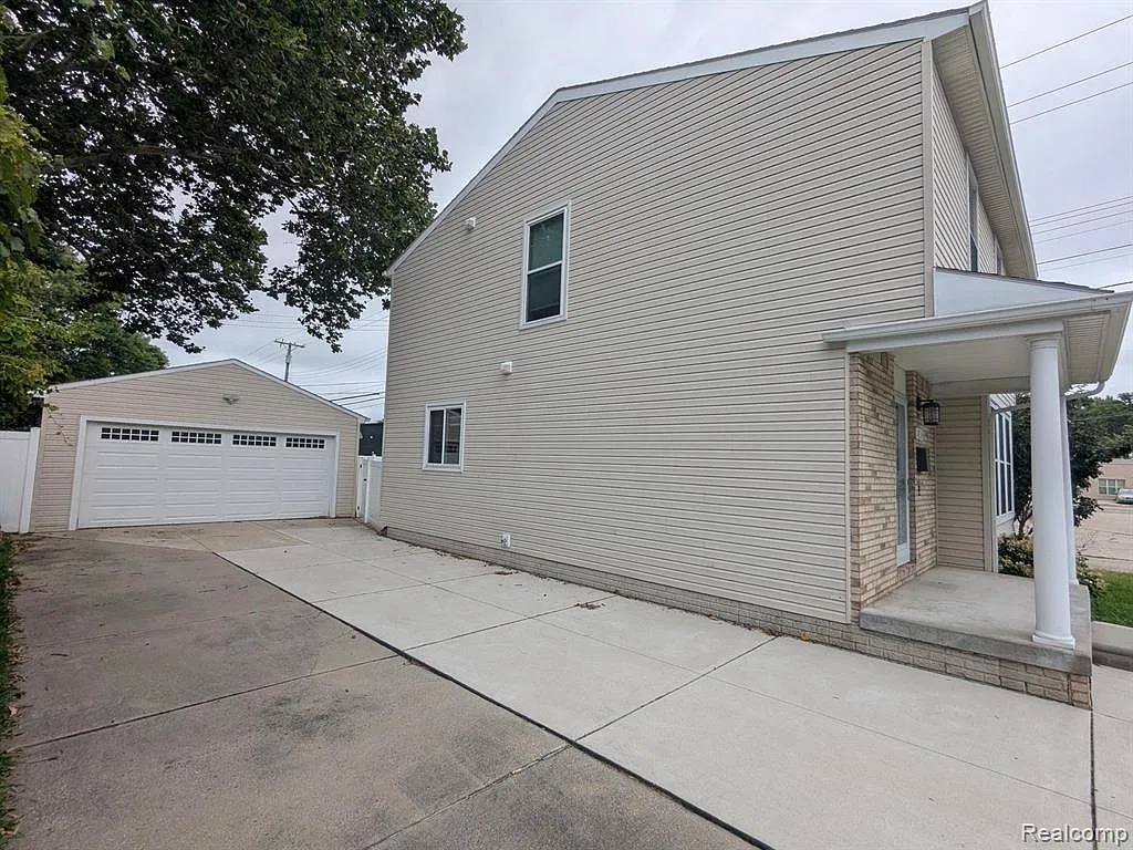 3 bed, 2.5 bath, 2558 sqft, $2,300 — Photo 3