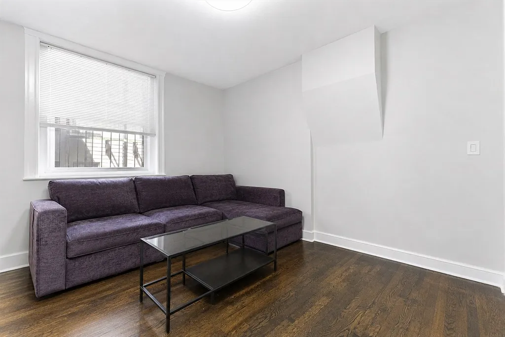 3 bed, 2.0 bath, 1000 sqft, $5,400 — Photo 4