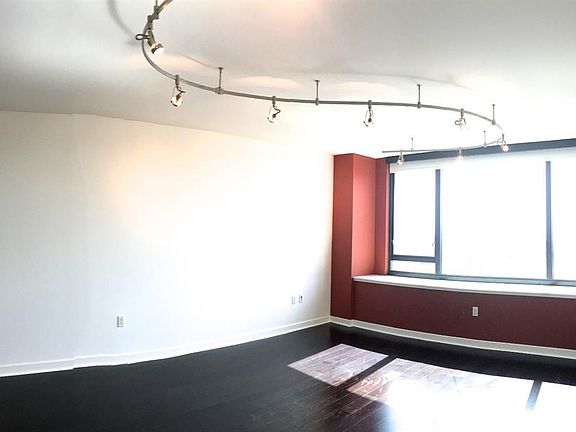 3rd image of 250 King St Unit 1112