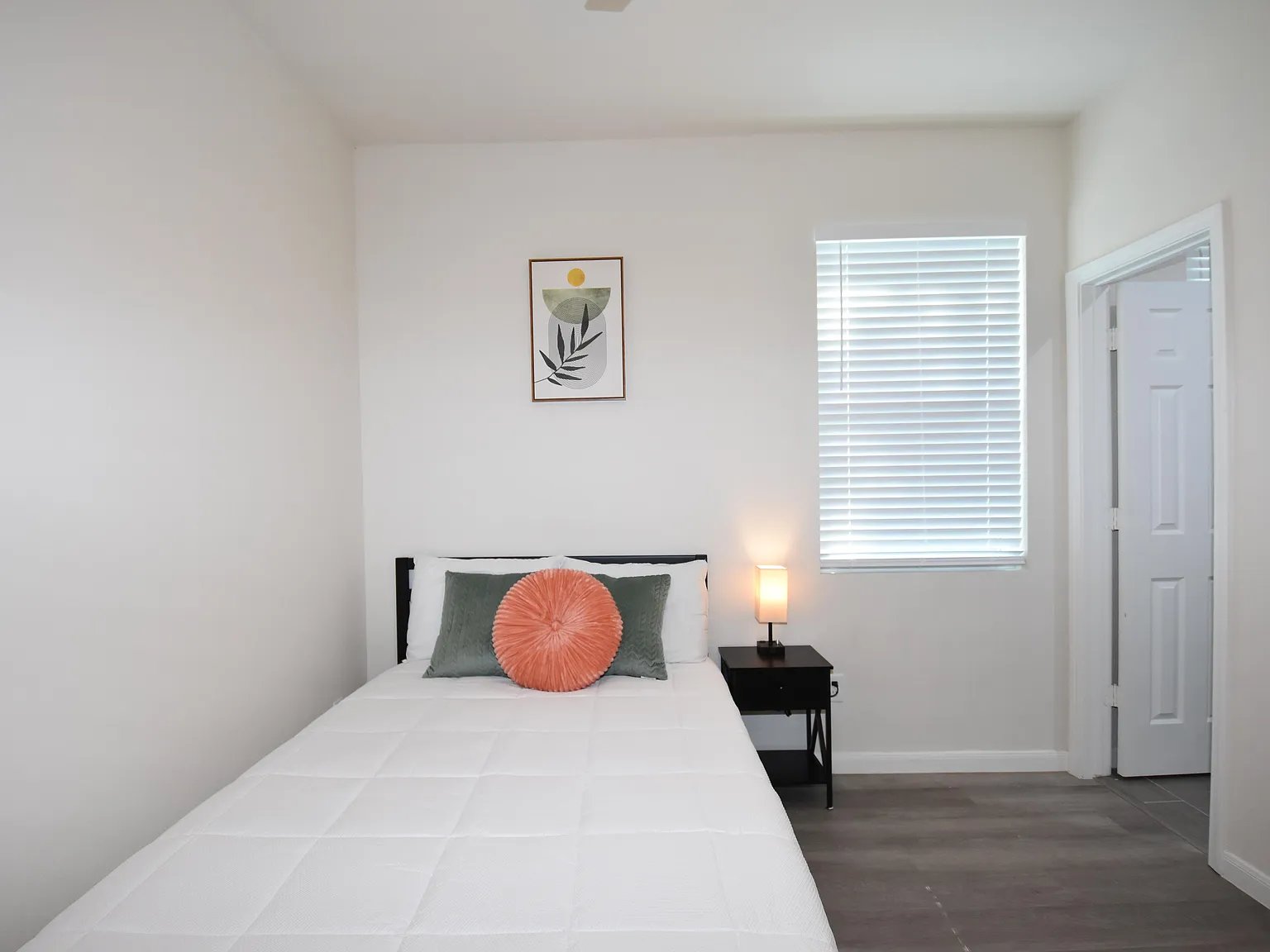 4 bed, 7.0 bath, 2300 sqft, $910 — Photo 3