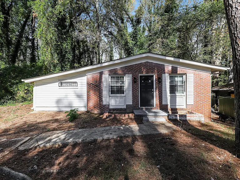 210 Oak Dr SE — Photo 1