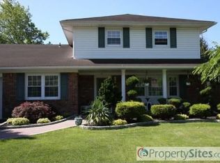 62 Hofstra Dr, Smithtown, NY 11787