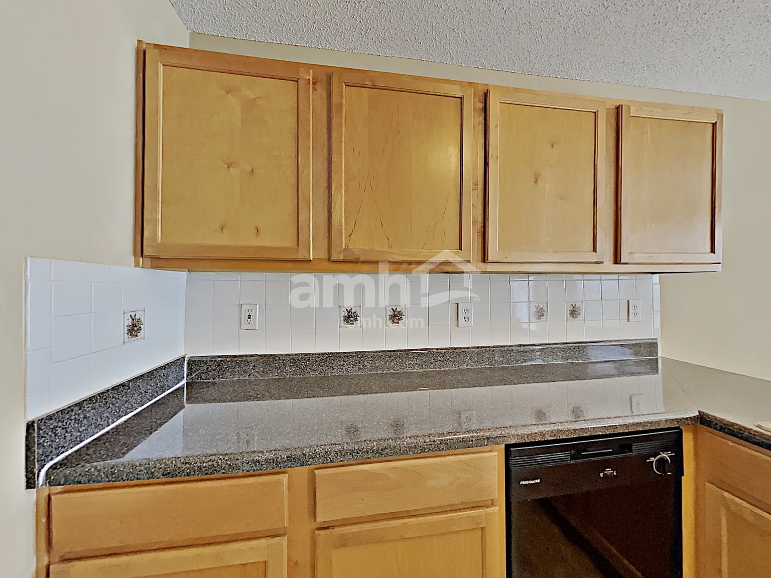 3 bed, 2.0 bath, 1608 sqft, $2,055 — Photo 3