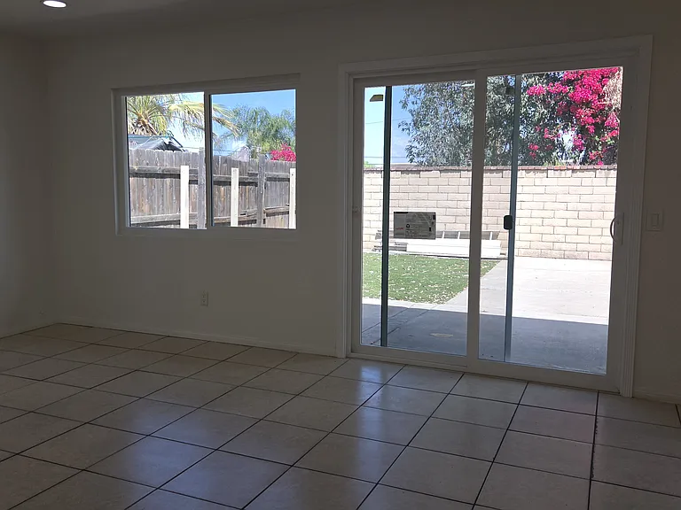 892 Robin Dr — Photo 5