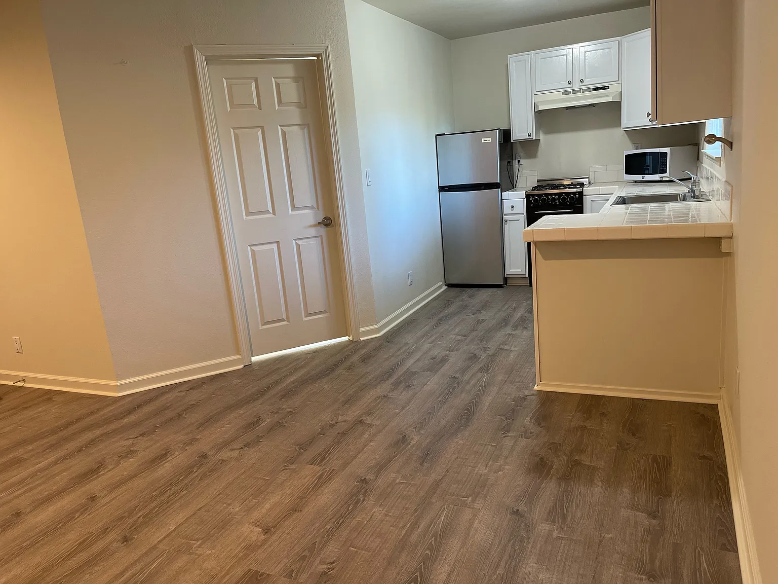 1 bed, 500 sqft, $2,100 — Photo 2