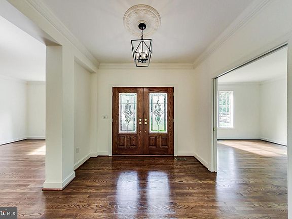 4th image of 930 Heatherfield Ln