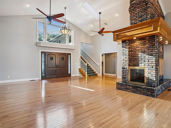 4th image of 21604 River Rd N