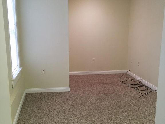 Bright liveing space with large windows and plenty of natura