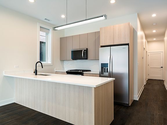 4th image of 408 E 50th Pl #1E