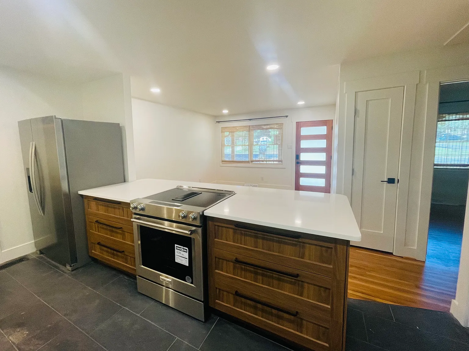 3 bed, 1032 sqft, $2,200 — Photo 3