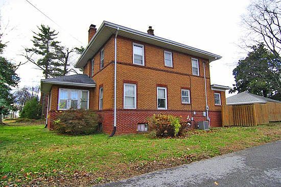 4th image of 1202 Hillcrest Dr