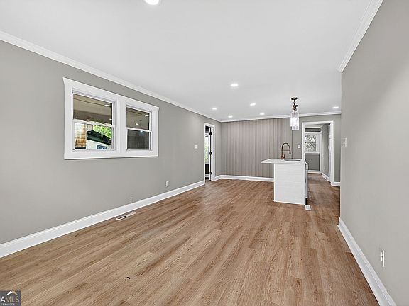 3rd image of 231 Glenrose Cir SW