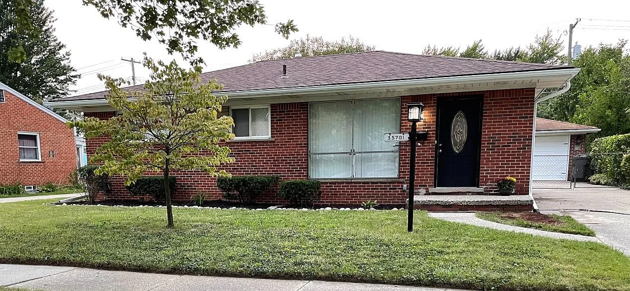 Strathcona St, Clinton Township — Photo 1