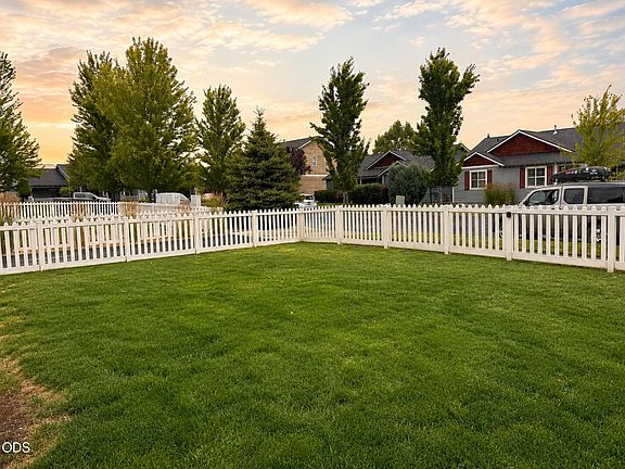 3rd image of 61367 Woodbury Ln