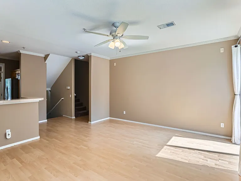 10175 NW Wilshire Ln — Photo 5