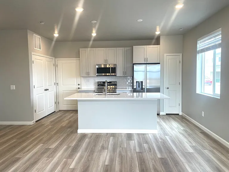 251 N Riverside Dr — Photo 2