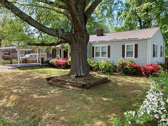 3rd image of 8 Sequoia Dr