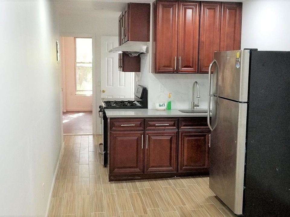 1st image of 288 20th St APT 1R