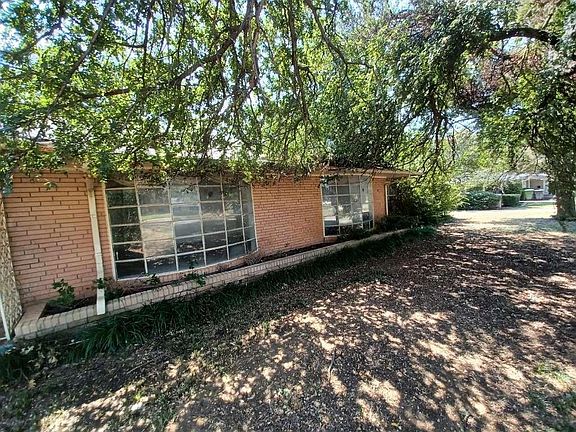 5th image of 2615 Amherst Dr