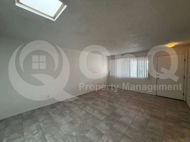3930 N Stone Ave — Photo 7