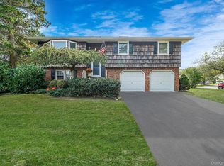6 Stuyvesant Rd, Oakdale, NY 11769