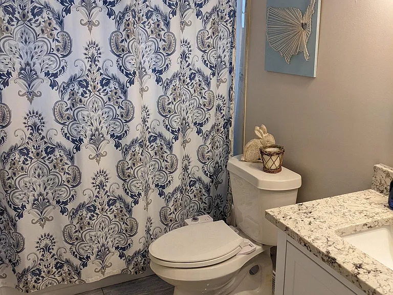 Upstairs full bathroom