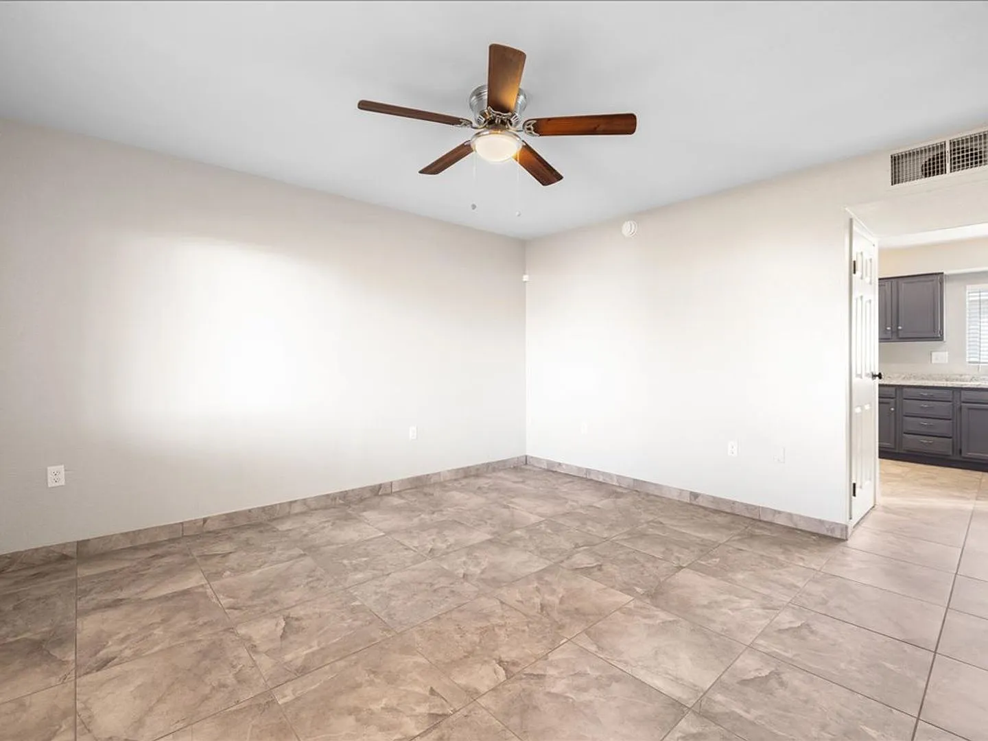 2 Bedroom 1 Bathroom -ALL Brand New Appliances! — Photo 4