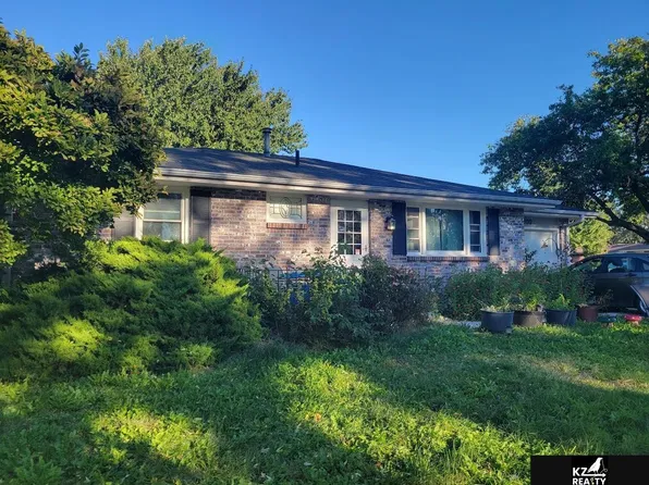 5800 Cedarwood Dr, Lincoln, NE 68506