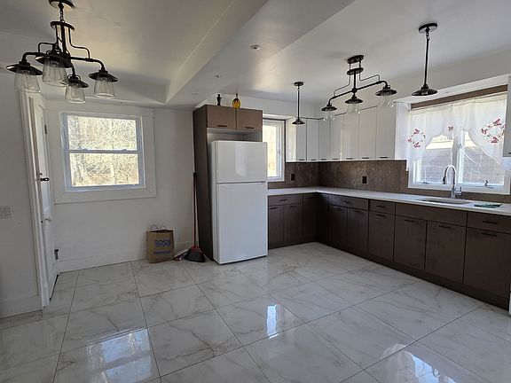 2nd image of 208 Glenmere Rd