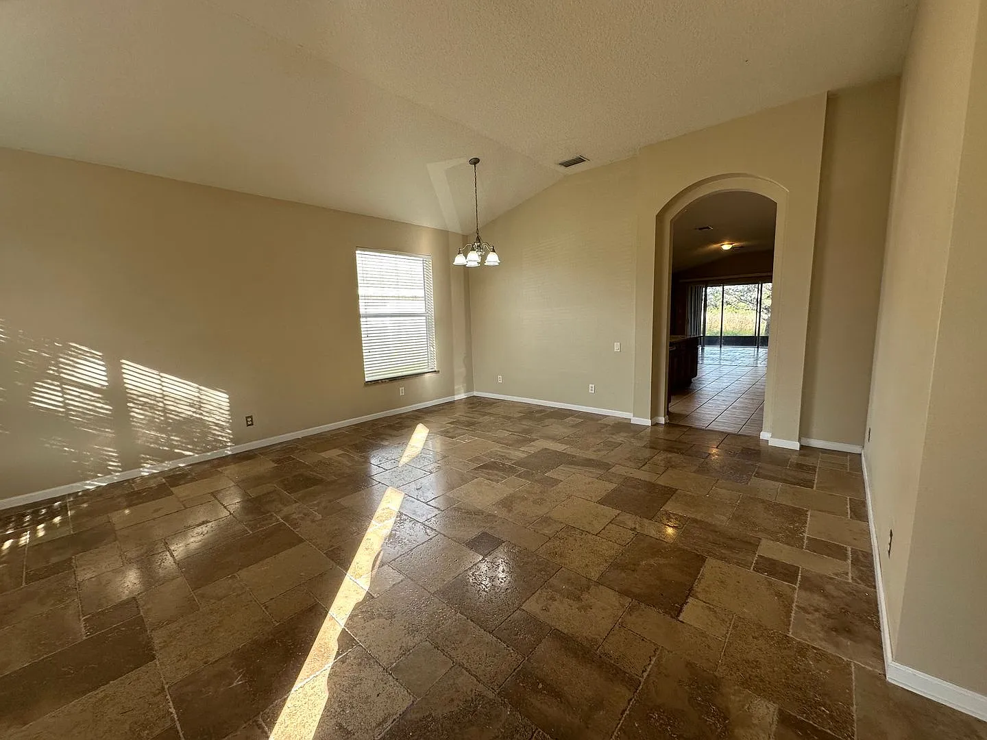 Beautiful Home Located in Great Community with all the Amenities. — Photo 2