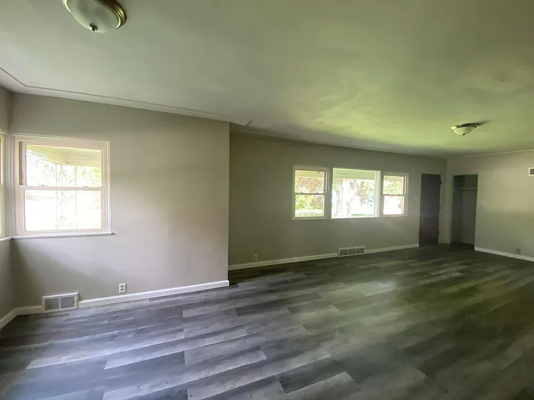 48 Windsor Dr — Photo 2