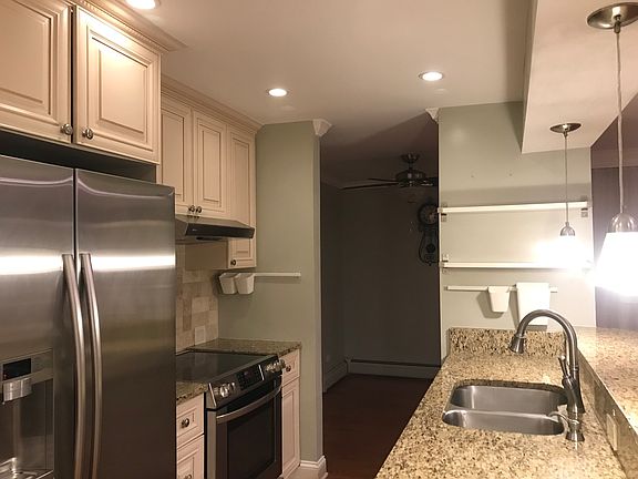 3rd image of 1810 Hemlock Pl APT 106