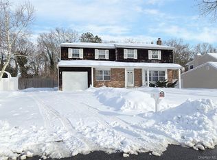 43 Fallen Leaf Rd, Holbrook, NY 11741