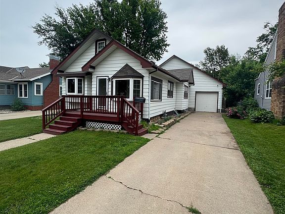 2nd image of 3126 Summit St