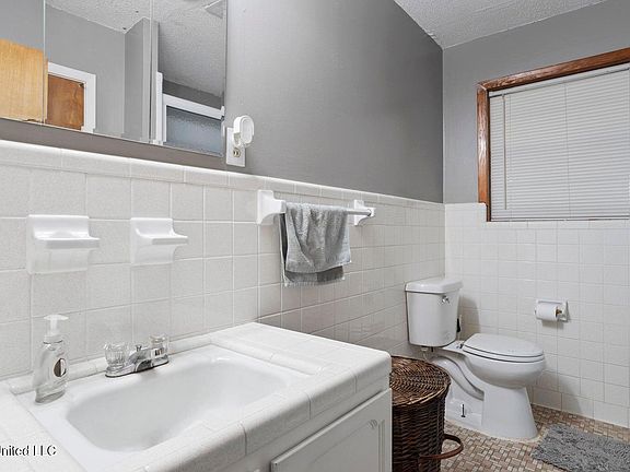 3rd image of 2208 Popps Ferry Rd