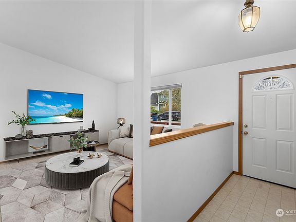 Virtually staged entry>