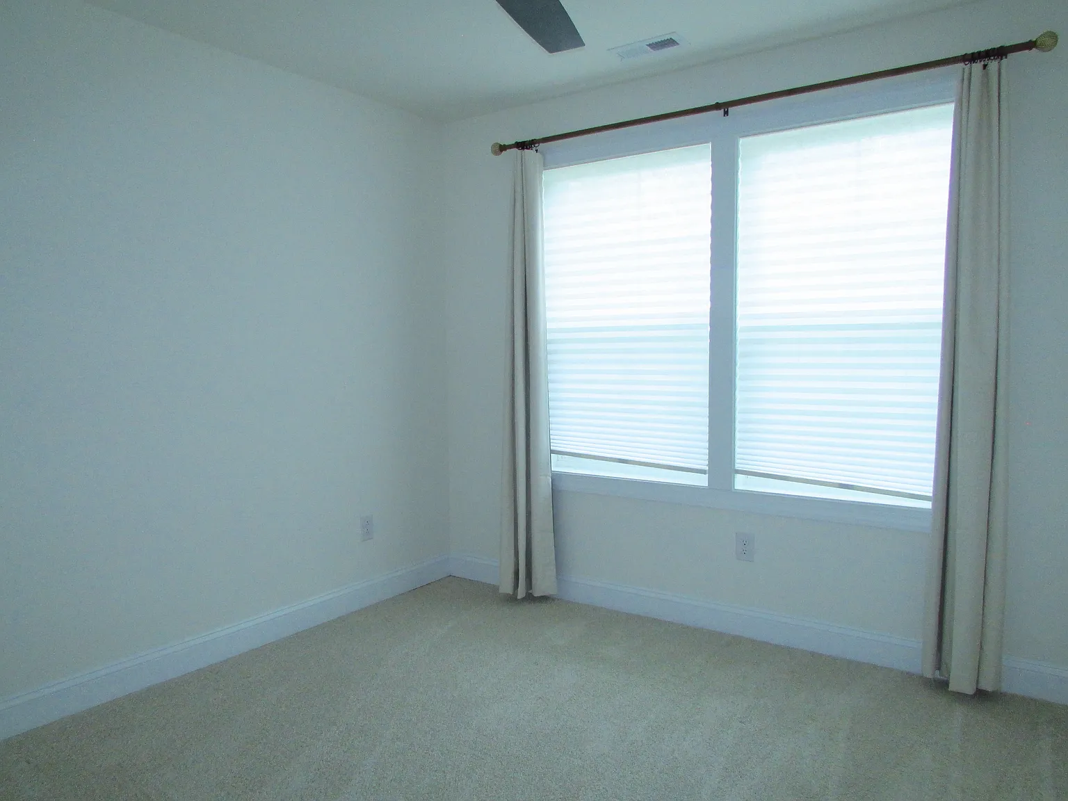 3 bed, 2.5 bath, 1368 sqft, $1,900 — Photo 4