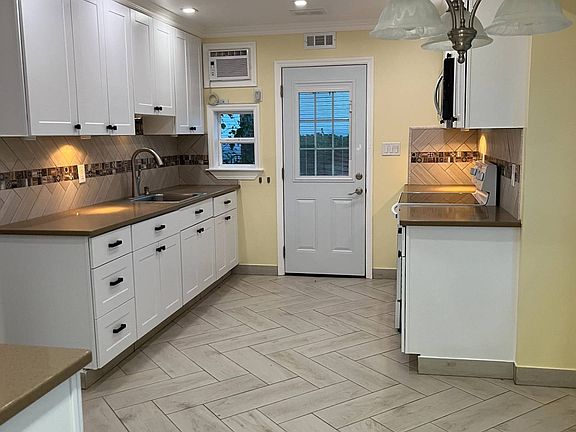 3rd image of 70 Cornell Ln