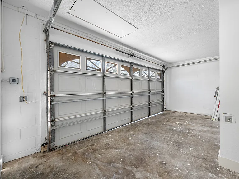 16324 Bonneville Dr — Photo 22