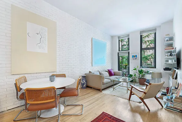 Sold by The SIMPLE Real Estate Co | media 11