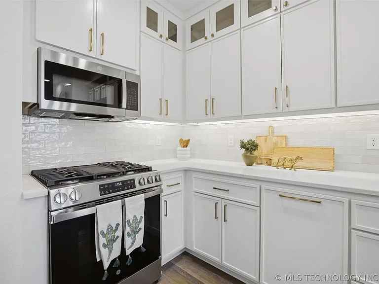 504 E B St — Photo 16