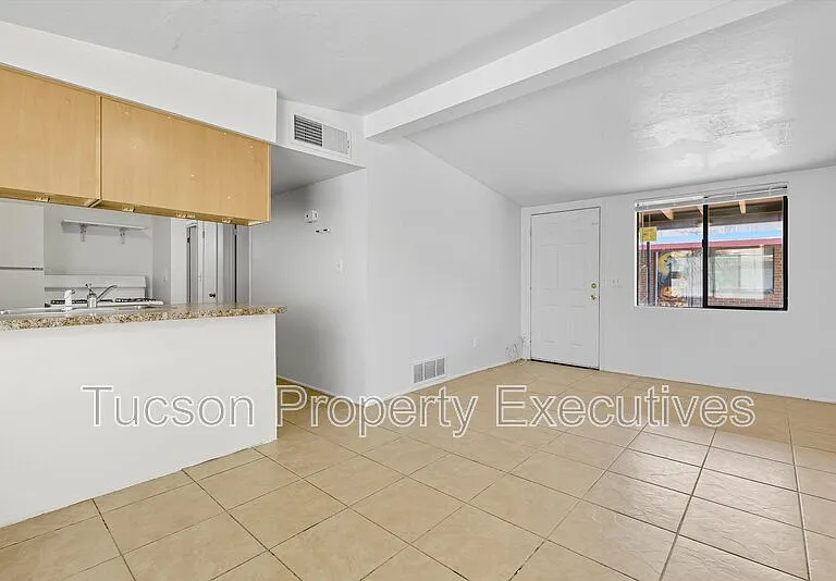 1662 N Beverly Ave — Photo 5