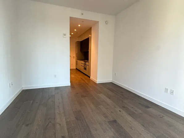 11 Hoyt Street image 3 of 13