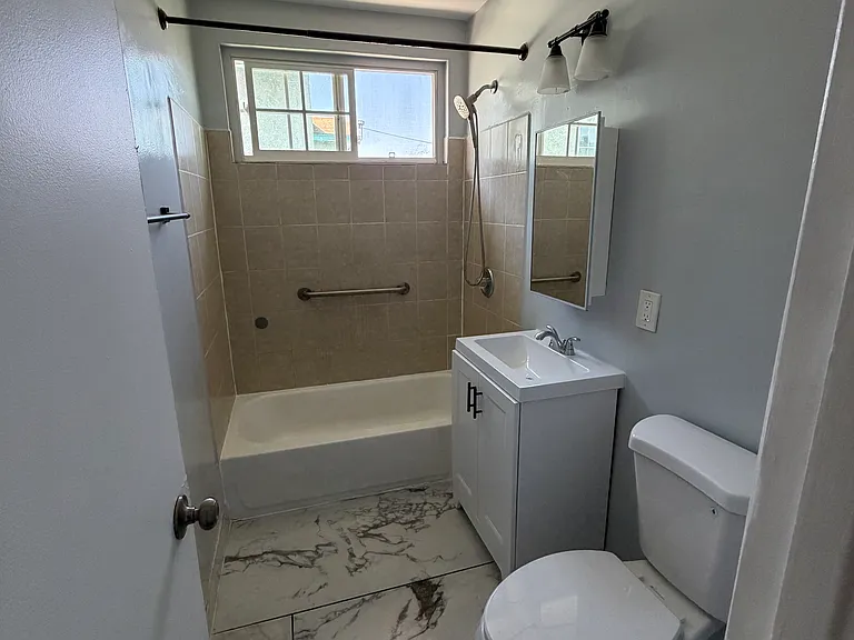 274 E 47th St #4 — Photo 5