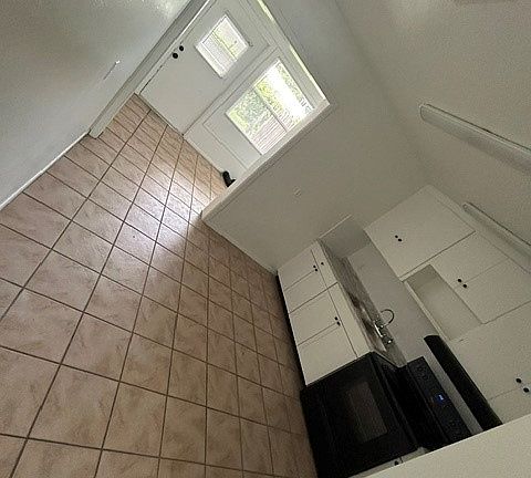 3rd image of 980 Osborne Dr #1